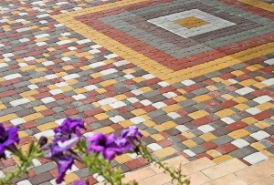 Укладання тротуарної плитки своїми руками: етапи робіт, секрети майстрів і відео інструкція
