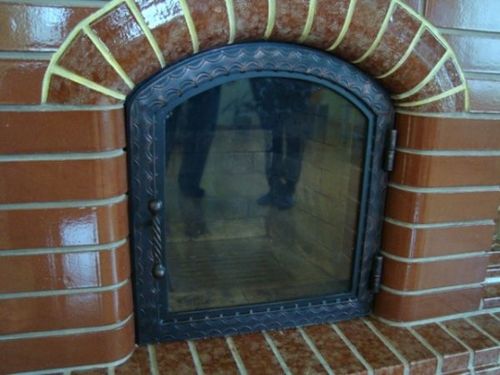 Жароміцне скло для каміна: види, особливості дверцята