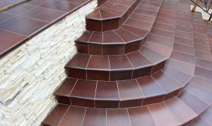 Плитка для сходинок для сходів на вулиці і ганку: фото, облицювання та укладання