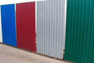 Паркан з профлиста своїми руками: послідовність робіт, відео, фото