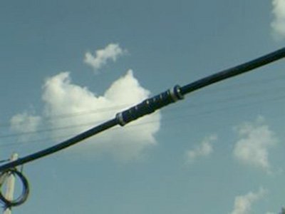 Монтаж проводів СІП на опорах, введення електроживлення в будинок