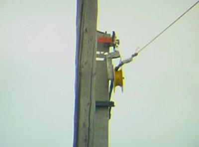 Монтаж проводів СІП на опорах, введення електроживлення в будинок