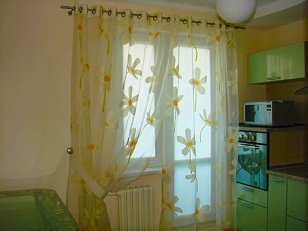 Штори для маленької кухні: варіанти, поради з вибору