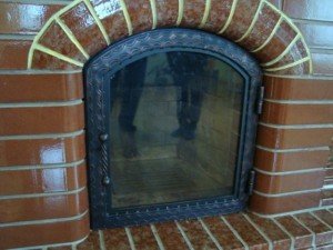 Ідеї вибору скляних дверей для каміна: фото