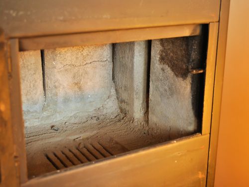 Чистка каміна від сажі: як почистити своїми руками