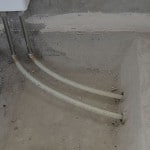 Як заховати труби у ванній під плитку своїми руками