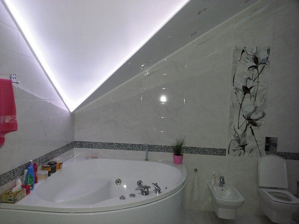 Світильники у ванну кімнату на стелю