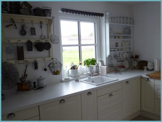 Мийка на кухні біля вікна: плюси і мінуси такого варіанту