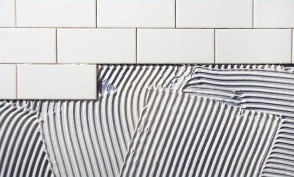 Вибираємо надійний плитковий клей для укладання плитки в ванній кімнаті