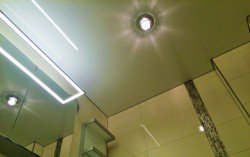 Натяжні стелі у ванній кімнаті: розбираємо плюси і мінуси