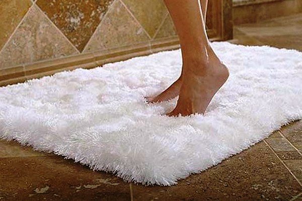 Килимок для ванної кімнати нековзний, як вибрати і які види