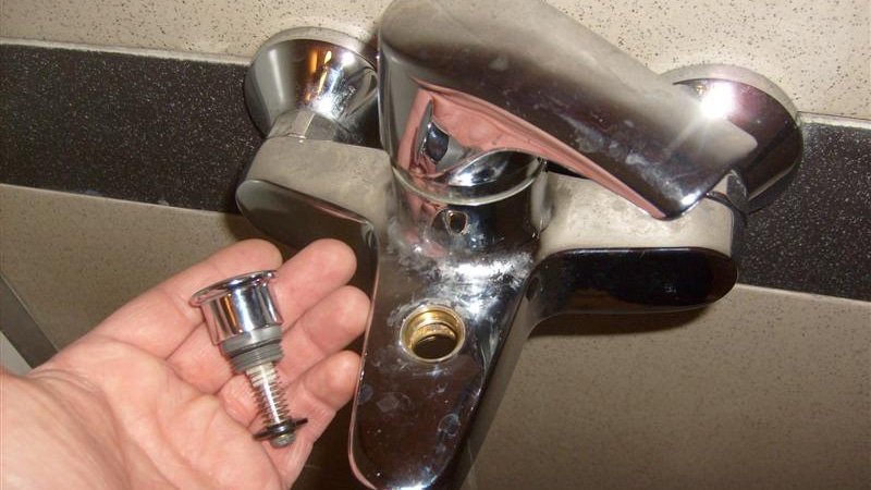 Як розібрати змішувач одинважільний у ванній