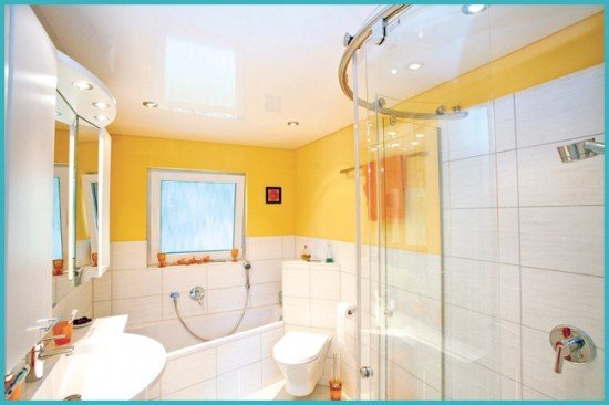 Натяжні стелі у ванній кімнаті: розбираємо плюси і мінуси