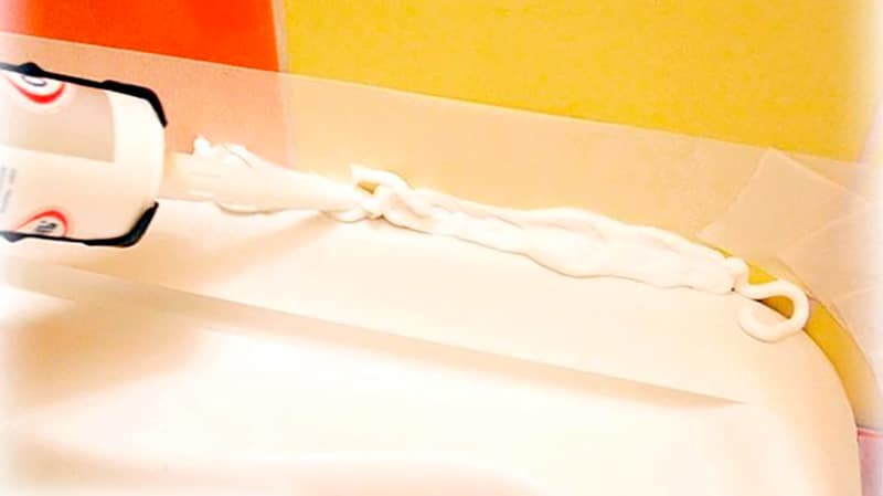 Чим замазати шви між плиткою у ванній