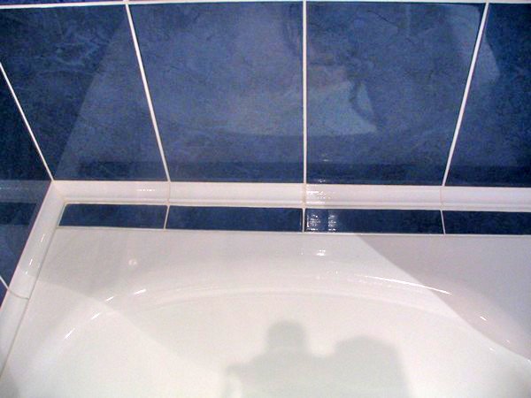 Як закрити стик між ванною і стіною: кілька способів вирішення проблеми Як закрити стик між ванною і стіною: кілька способів вирішення проблеми