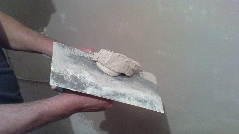 Як і чим закрити щілину між ванною і стіною