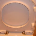 Кріплення кришки унітазу своїми руками Кріплення кришки унітазу своїми руками