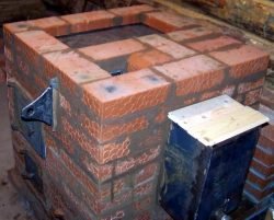 Цегляна піч для лазні з топкою з передбанника своїми руками: поетапна технологія і правила кладки Цегляна піч для лазні з топкою з передбанника своїми руками: поетапна технологія і правила кладки