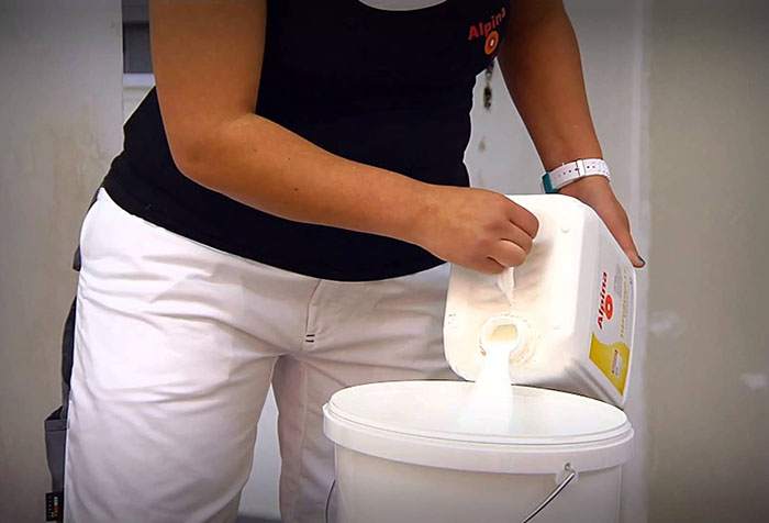 Скільки повинна сохнути грунтовка на стінах перед поклейкою шпалер?