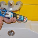 Чим замазати шви між плиткою у ванній