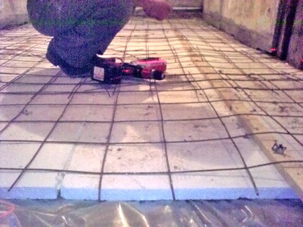 Стяжка підлоги у ванній: технологія заливки своїми руками, її етапи та особливості Стяжка підлоги у ванній: технологія заливки своїми руками, її етапи та особливості