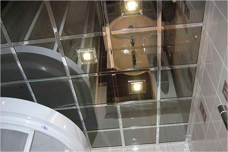 Дзеркальна стеля у ванній кімнаті, його види, плюси і мінуси