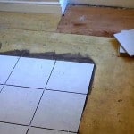 Укладання плитки на деревяну підлогу у ванній