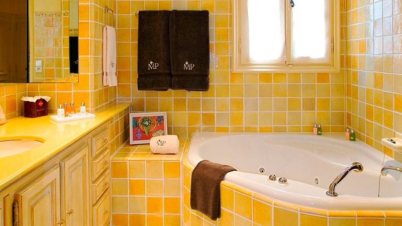 Плитка для ванної бамбук: фото жовта і блакитна кімната