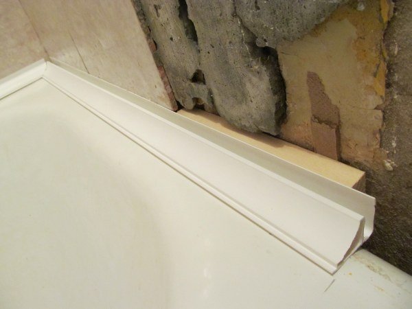 Керамічний куточок для ванної на плитку, види і як вибрати