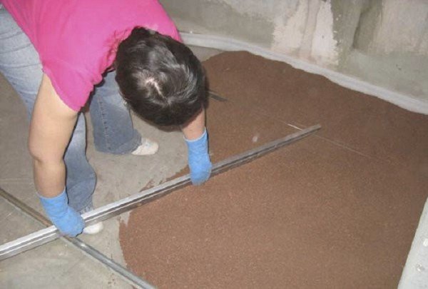 Як зробити стяжку підлоги у ванній під плитку своїми руками — покрокове відео та фото