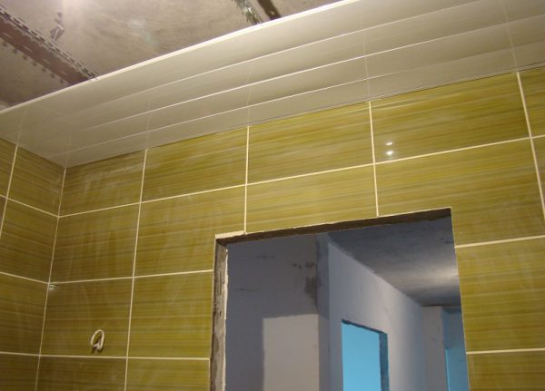 Установка рейкової стелі у ванній кімнаті своїми руками — який краще вибрати (покрокове відео, фото)