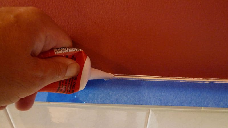 Як і чим закрити щілину між ванною і стіною