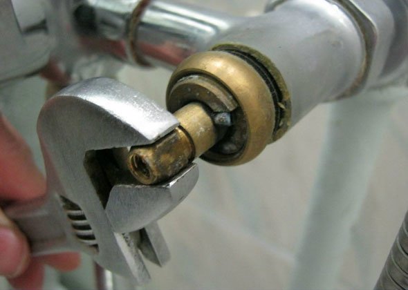 Підтікає або капає змішувач у ванній або на кухні: розбираємося як полагодити Підтікає або капає змішувач у ванній або на кухні: розбираємося як полагодити