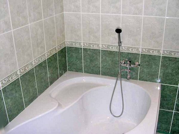 Варіанти укладання плитки у ванній: способи декорування приміщення та їх особливості