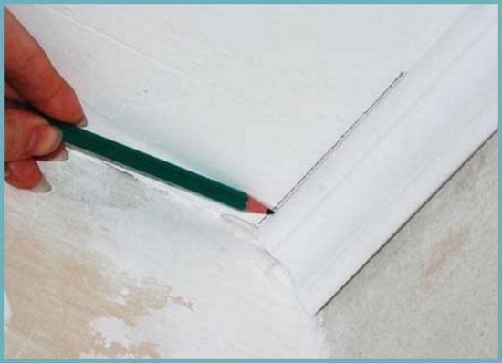 Як різати стельовий плінтус: вчимося робити правильні кути