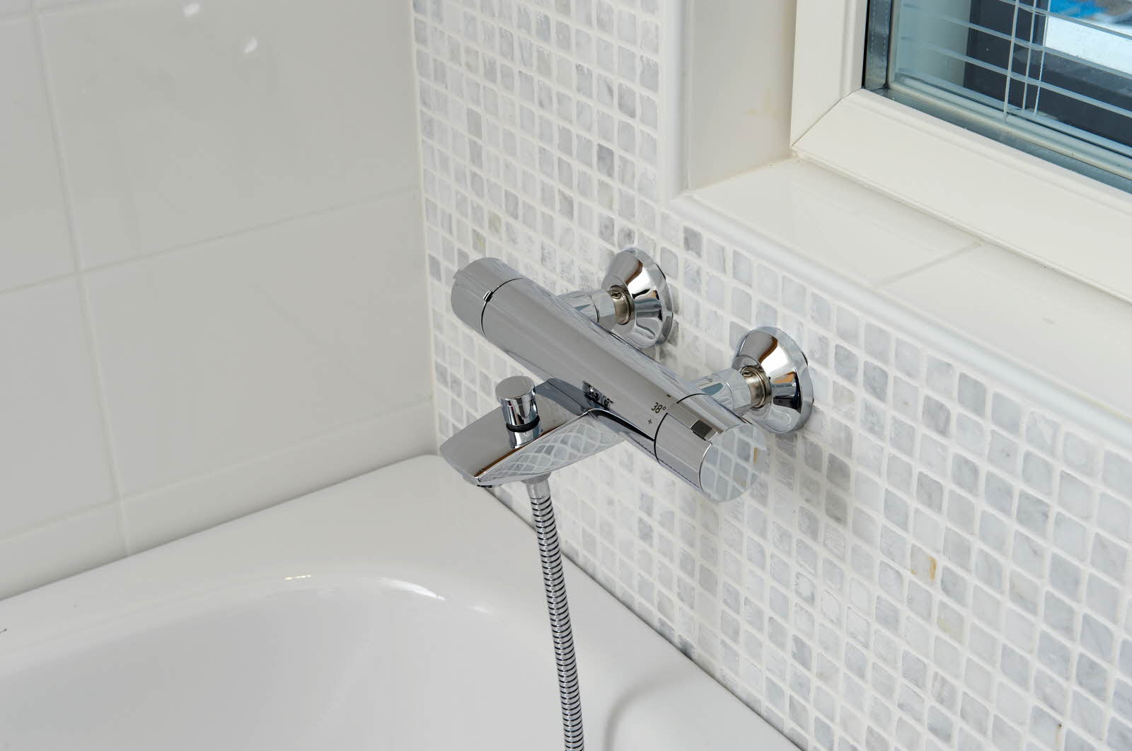 Змішувач з термостатом для ванни з душем, які є види