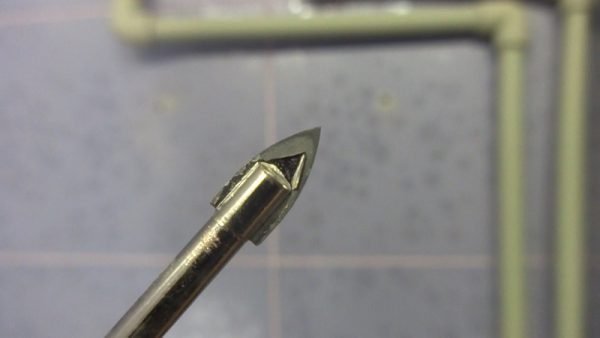 Як і чим свердлити кахельну плитку — інструменти та відео інструкція