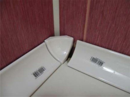 Який вибрати бордюр для ванної пластиковий або керамічний, або іншого виду