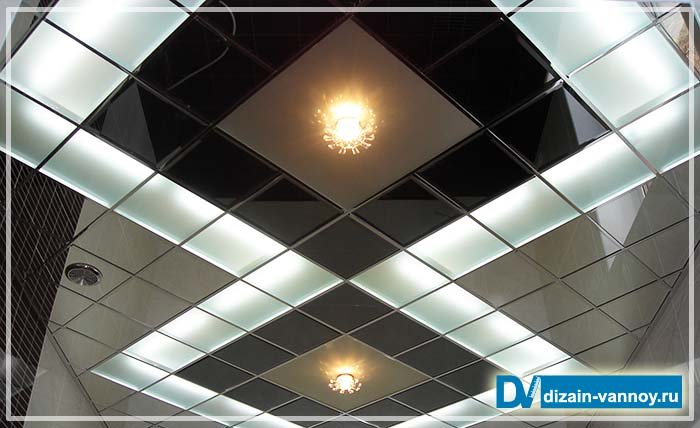 Підвісний скляний і дзеркальна стеля у ванній кімнаті (фото) Підвісний скляний і дзеркальна стеля у ванній кімнаті (фото)