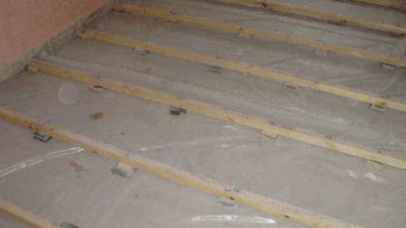 Укладання плитки на деревяну підлогу у ванній