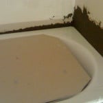 Як і чим закрити щілину між ванною і стіною