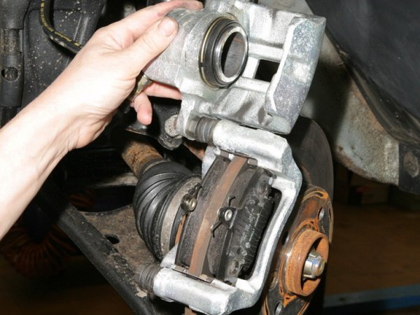 Заміна передніх і задніх гальмівних колодок на Рено Логан своїми руками