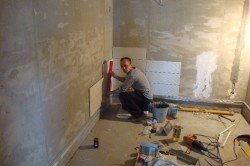 Як правильно класти кахель у ванній: рекомендації по укладанню плитки