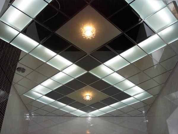 Як зробити підвісну стелю у ванній кімнаті своїми руками — покрокове відео та фото