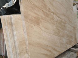 Мармурова плитка: багатство і розкіш у ванній кімнаті