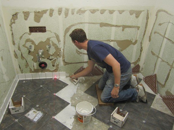 Як правильно покласти плитку у ванній кімнаті своїми руками — покрокове відео та фото