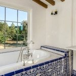 Кольорова плитка для ванної: фото зразків