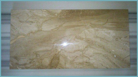 Мармурова плитка: багатство і розкіш у ванній кімнаті