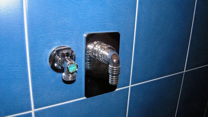 Як заховати труби у ванній під плитку своїми руками