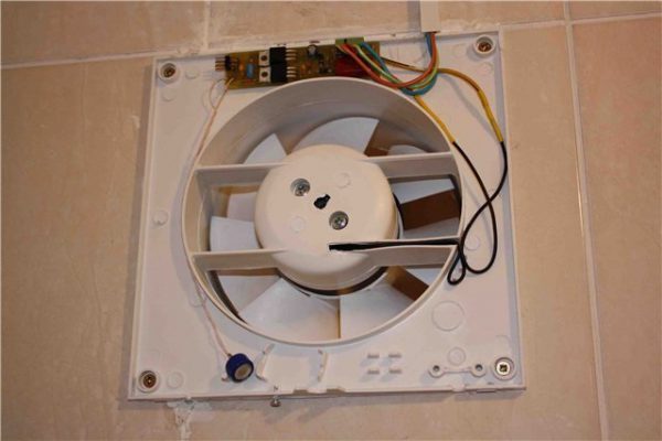 Як зробити витяжку ванної кімнати і туалету своїми руками — покрокове відео та фото